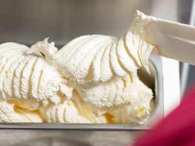 keilekker en vers schepijs op locatie